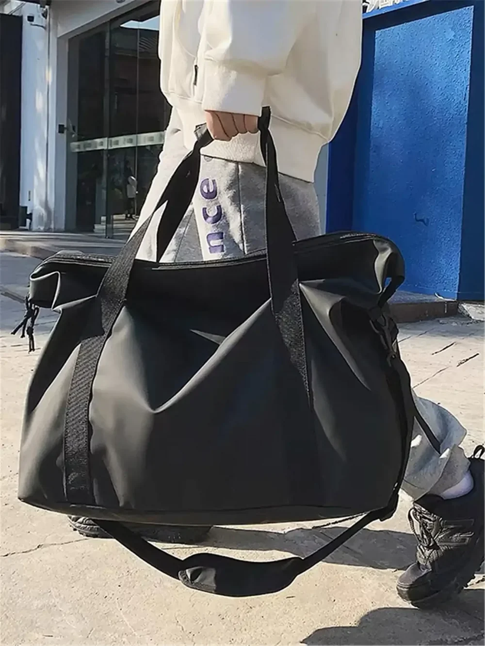 Handheld travel bag, large capacity sports and fitness bag, lightweight storage luggage bag, shoulder strap travel bag 1