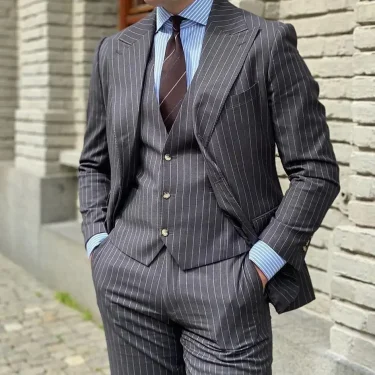3 Pieces Grey Stripe Design Men Suits Peaked Lapel Formal Business Man Blazer Groom Tuxedo Classic Fit Male Outfit 1